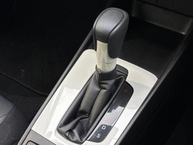 フィット ベーシック 新品タイヤ/社外 SDナビ/衝突安全装置/車線逸脱防止支援システム/Bluetooth接続/ETC/EBD付ABS/横滑り防止装置/クルーズコントロール/バックモニター/エアバッグ 運転席(17枚目)