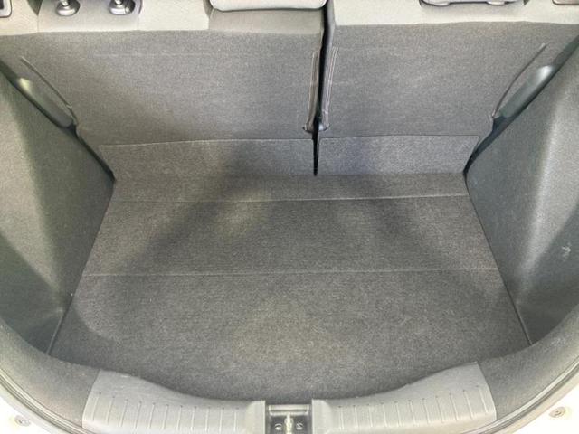 フィット ベーシック 新品タイヤ/社外 SDナビ/衝突安全装置/車線逸脱防止支援システム/Bluetooth接続/ETC/EBD付ABS/横滑り防止装置/クルーズコントロール/バックモニター/エアバッグ 運転席(24枚目)