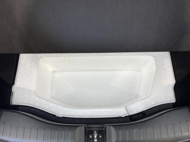 フィット ベーシック 新品タイヤ/社外 SDナビ/衝突安全装置/車線逸脱防止支援システム/Bluetooth接続/ETC/EBD付ABS/横滑り防止装置/クルーズコントロール/バックモニター/エアバッグ 運転席(26枚目)