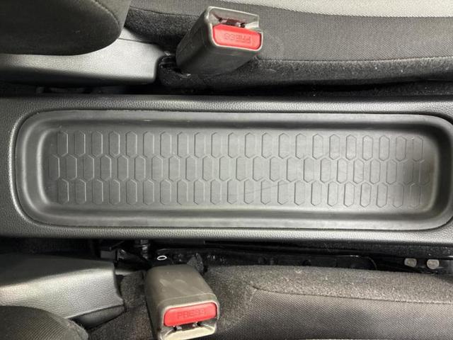 フィット ベーシック 新品タイヤ/社外 SDナビ/衝突安全装置/車線逸脱防止支援システム/Bluetooth接続/ETC/EBD付ABS/横滑り防止装置/クルーズコントロール/バックモニター/エアバッグ 運転席(33枚目)