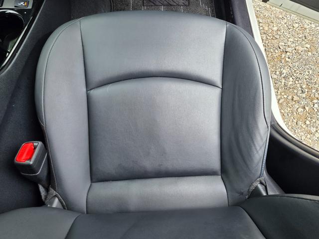 プリウス Ａツーリングセレクション　ユーザー様買取車　ＴＲＤフルエアロ　純正ナビ　Ｂカメラ　ＤＴＶ　トヨタセーフティーセンス　シートヒーター　置くだけ充電　黒合皮シート　ＥＴＣ　パワーシート　プッシュスタート　ワンオーナー（51枚目）