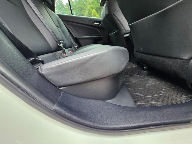 プリウス Ａツーリングセレクション　ユーザー様買取車　ＴＲＤフルエアロ　純正ナビ　Ｂカメラ　ＤＴＶ　トヨタセーフティーセンス　シートヒーター　置くだけ充電　黒合皮シート　ＥＴＣ　パワーシート　プッシュスタート　ワンオーナー（60枚目）