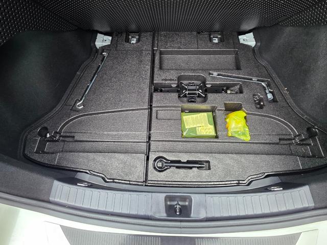 プリウス Ａツーリングセレクション　ユーザー様買取車　ＴＲＤフルエアロ　純正ナビ　Ｂカメラ　ＤＴＶ　トヨタセーフティーセンス　シートヒーター　置くだけ充電　黒合皮シート　ＥＴＣ　パワーシート　プッシュスタート　ワンオーナー（70枚目）