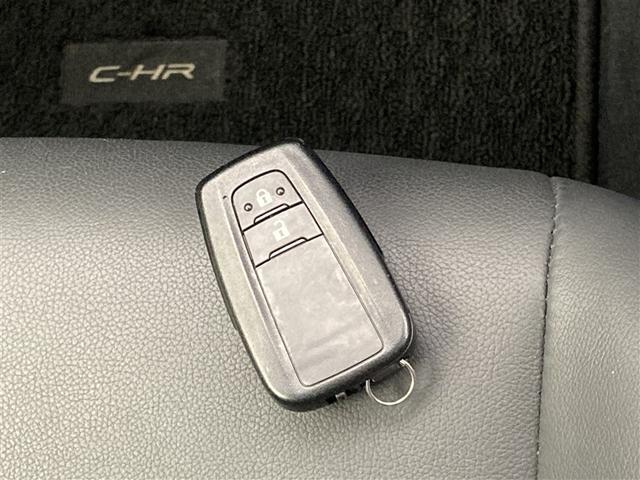 ドアの開閉時、両手が荷物で塞がっている時はキーレスでのカギの解除が大変ですよね。スマートキーはポケットやバッグに入れておけば、ノブに触れただけでロックの解除が可能です。とても便利な機能です。