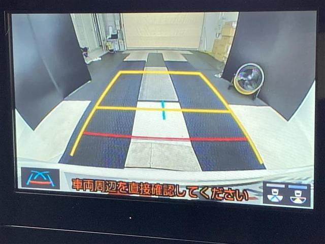 こちらのバックカメラは画面にラインが表示されておりますので、バック持のクルマの進行方向の目安になります。より高いレベルで車庫入れをサポートする、便利な機能ですね。