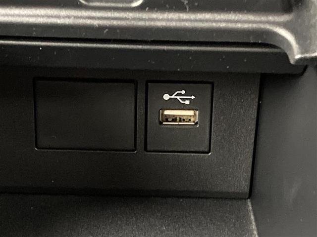 こちらのクルマはＵＳＢ接続コネクタも装備されています♪スマホの充電などにお使い下さい。ご旅行中での充電切れも、これなら心配いりませんね！