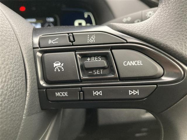 前方の車との車間を設定し、スピードを上げたり緩めたりを自動で行ってくれる追尾式の「レーダークルーズ」。上級装備の一つです！高級車にしかつかない嬉しい機能です。