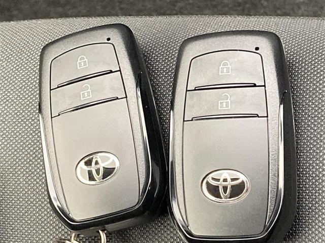 ドアの開閉時、両手が荷物で塞がっている時はキーレスでのカギの解除が大変ですよね。スマートキーはポケットやバッグに入れておけば、ノブに触れただけでロックの解除が可能です。とても便利な機能です。