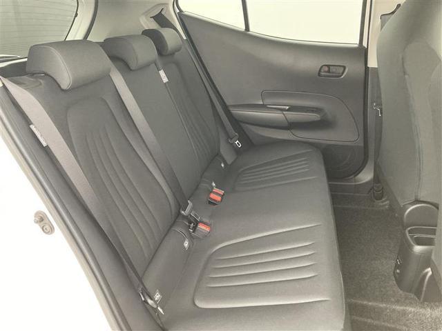 後部座席のスペースもしっかり確保しております。大人の方が乗るにも十分で、チャイルドシートをつけてもお子様の乗り降りもラクラクです。長時間ドライブも疲れにくそうですね。