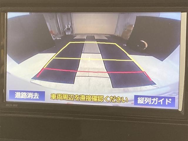 こちらのバックカメラは画面にラインが表示されておりますので、バック時のクルマの進行方向の目安になります。より高いレベルで車庫入れをサポートする、便利な機能ですね。