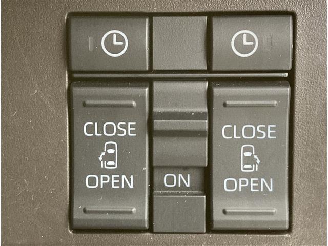 両側パワースライドドアです。両手が荷物でいっぱいの時、どちらからでもドアの開閉がラクラクです♪安全装置も付いているので、お子様の乗り降りも安心の便利機能です。