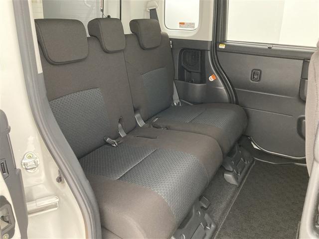 後部座席のスペースもしっかり確保しております。大人の方が乗るにも十分で、チャイルドシートをつけてもお子様の乗り降りもラクラクです。長時間ドライブも疲れにくそうですね。