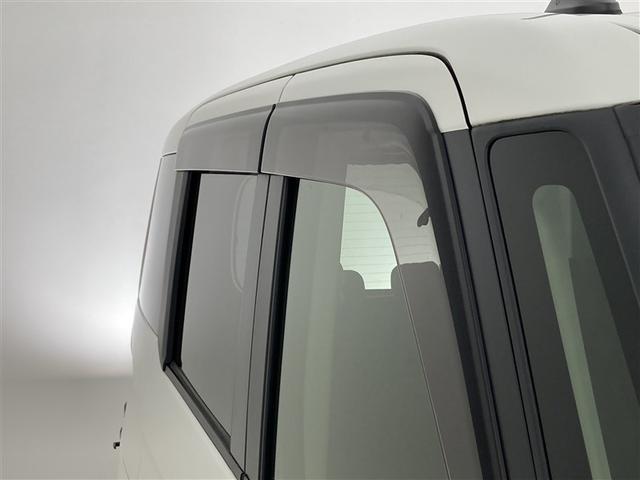 ドアバイザーも付いています。雨の日に少し窓を開けても、雨水が入りにくく、喫煙する方などにも強い味方です。