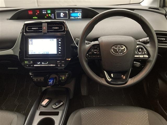 プリウス ＳセーフティプラスＩＩ　トヨタ・セーフティ・センス　Ｔコネクトナビ　パノラミックビューモニター　バックモニター　リヤクロストラフィックアラート　ＬＥＤライト　レーダークルコン　純正ドライブレコーダー　１５００Ｗ電源　フルセグ（2枚目）