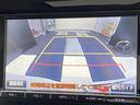 こちらのバックカメラは画面にラインが表示されておりますので、バック持のクルマの進行方向の目安になります。より高いレベルで車庫入れをサポートする、便利な機能ですね。