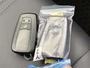 ドアの開閉時、両手が荷物で塞がっている時はキーレスでのカギの解除が大変ですよね。スマートキーはポケットやバッグに入れておけば、ノブに触れただけでロックの解除が可能です。とても便利な機能です。