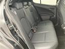 後部座席のスペースもしっかり確保しております。大人の方が乗るにも十分で、チャイルドシートをつけてもお子様の乗り降りもラクラクです。長時間ドライブも疲れにくそうですね。
