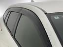 ドアバイザーも付いています。雨の日に少し窓を開けても、雨水が入りにくく、喫煙する方などにも強い味方です。