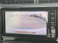 こちらのバックカメラは画面にラインが表示されておりますので、バック時のクルマの進行方向の目安になります。より高いレベルで車庫入れをサポートする、便利な機能ですね。 4