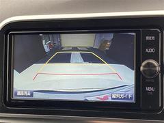 こちらのバックカメラは画面にラインが表示されておりますので、バック時のクルマの進行方向の目安になります。より高いレベルで車庫入れをサポートする、便利な機能ですね。 6