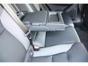 後席の快適性を高めるリアシート・アームレストには、便利なカップホルダーとストレージボックスが内蔵されています。車内に散らばりがちな小物類をまとめて収納可能です。 13