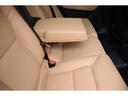 後席の快適性を高めるリアシート・アームレストには、便利なカップホルダーとストレージボックスが内蔵されています。車内に散らばりがちな小物類をまとめて収納可能です。 14