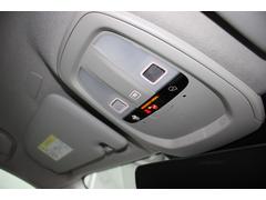 運転席のルーフには室内照明だけでなくＳＯＳの通報ボタンが装備されています　事故の際にはワンプッシュでレスキューと通話が可能です 5