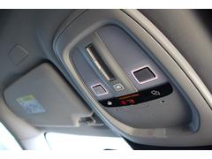 運転席のルーフには室内照明だけでなくＳＯＳの通報ボタンが装備されています　事故の際にはワンプッシュでレスキューと通話が可能です 5
