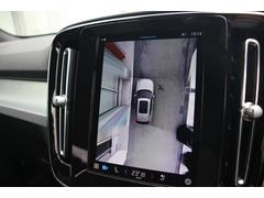３６０°ビューカメラ　車両の周囲に装備されている４個のカメラを使用して、車両を真上から見下ろしている画像を作成し、センターディスプレイに表示します。 5