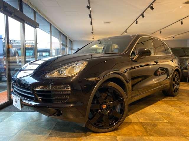 カイエン ３．６　ティプトロニックＳ　４ＷＤ　社外ダウンサス　グロスブラック２２ＡＷ　ルーフレール　サンルーフ　オートマチックテールゲート　純正ナビ　Ｂｌｕｅｔｏｏｔｈ　ＥＴＣ　ブラックレザーシート　法人ワンオーナー（2枚目）