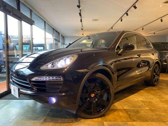 カイエン ３．６　ティプトロニックＳ　４ＷＤ　社外ダウンサス　グロスブラック２２ＡＷ　ルーフレール　サンルーフ　オートマチックテールゲート　純正ナビ　Ｂｌｕｅｔｏｏｔｈ　ＥＴＣ　ブラックレザーシート　法人ワンオーナー（3枚目）