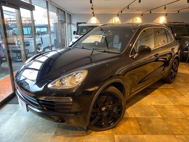 カイエン ３．６　ティプトロニックＳ　４ＷＤ　社外ダウンサス　グロスブラック２２ＡＷ　ルーフレール　サンルーフ　オートマチックテールゲート　純正ナビ　Ｂｌｕｅｔｏｏｔｈ　ＥＴＣ　ブラックレザーシート　法人ワンオーナー（4枚目）