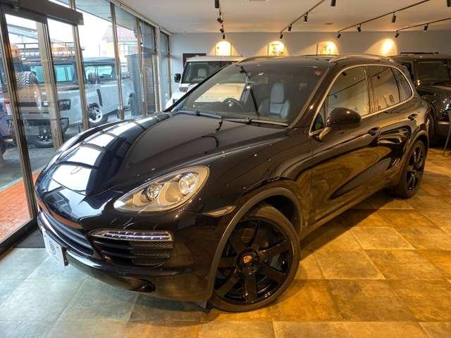 カイエン ３．６　ティプトロニックＳ　４ＷＤ　社外ダウンサス　グロスブラック２２ＡＷ　ルーフレール　サンルーフ　オートマチックテールゲート　純正ナビ　Ｂｌｕｅｔｏｏｔｈ　ＥＴＣ　ブラックレザーシート　法人ワンオーナー（5枚目）