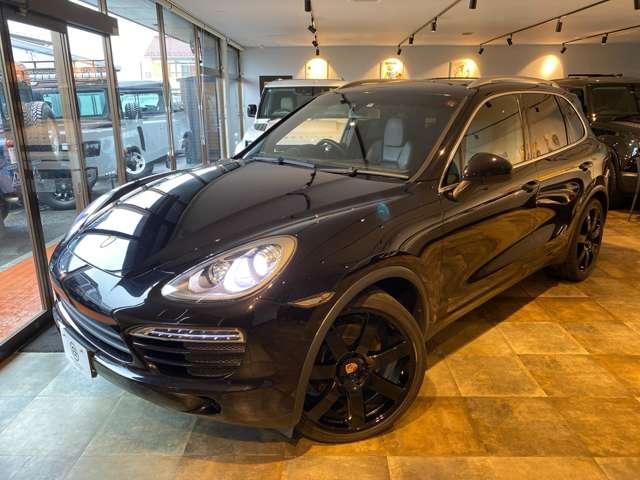 カイエン ３．６　ティプトロニックＳ　４ＷＤ　社外ダウンサス　グロスブラック２２ＡＷ　ルーフレール　サンルーフ　オートマチックテールゲート　純正ナビ　Ｂｌｕｅｔｏｏｔｈ　ＥＴＣ　ブラックレザーシート　法人ワンオーナー（6枚目）