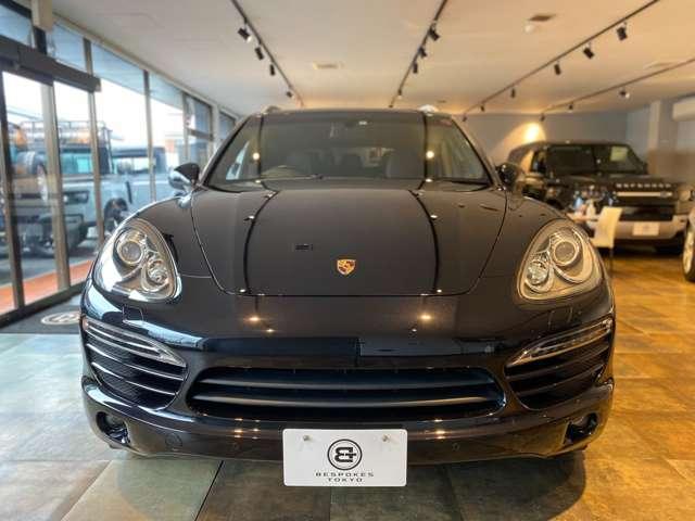 カイエン ３．６　ティプトロニックＳ　４ＷＤ　社外ダウンサス　グロスブラック２２ＡＷ　ルーフレール　サンルーフ　オートマチックテールゲート　純正ナビ　Ｂｌｕｅｔｏｏｔｈ　ＥＴＣ　ブラックレザーシート　法人ワンオーナー（7枚目）