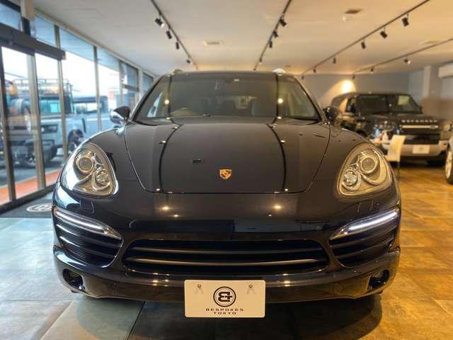 カイエン ３．６　ティプトロニックＳ　４ＷＤ　社外ダウンサス　グロスブラック２２ＡＷ　ルーフレール　サンルーフ　オートマチックテールゲート　純正ナビ　Ｂｌｕｅｔｏｏｔｈ　ＥＴＣ　ブラックレザーシート　法人ワンオーナー（8枚目）