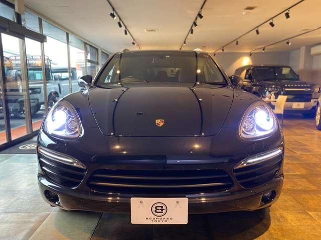 カイエン ３．６　ティプトロニックＳ　４ＷＤ　社外ダウンサス　グロスブラック２２ＡＷ　ルーフレール　サンルーフ　オートマチックテールゲート　純正ナビ　Ｂｌｕｅｔｏｏｔｈ　ＥＴＣ　ブラックレザーシート　法人ワンオーナー（9枚目）