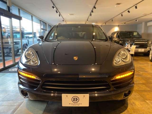 カイエン ３．６　ティプトロニックＳ　４ＷＤ　社外ダウンサス　グロスブラック２２ＡＷ　ルーフレール　サンルーフ　オートマチックテールゲート　純正ナビ　Ｂｌｕｅｔｏｏｔｈ　ＥＴＣ　ブラックレザーシート　法人ワンオーナー（11枚目）