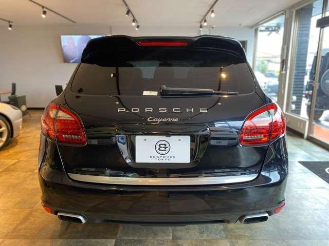 カイエン ３．６　ティプトロニックＳ　４ＷＤ　社外ダウンサス　グロスブラック２２ＡＷ　ルーフレール　サンルーフ　オートマチックテールゲート　純正ナビ　Ｂｌｕｅｔｏｏｔｈ　ＥＴＣ　ブラックレザーシート　法人ワンオーナー（12枚目）