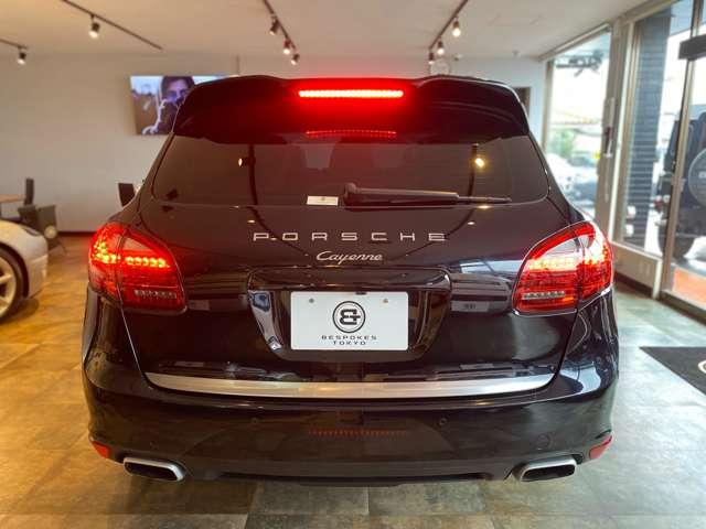 カイエン ３．６　ティプトロニックＳ　４ＷＤ　社外ダウンサス　グロスブラック２２ＡＷ　ルーフレール　サンルーフ　オートマチックテールゲート　純正ナビ　Ｂｌｕｅｔｏｏｔｈ　ＥＴＣ　ブラックレザーシート　法人ワンオーナー（14枚目）