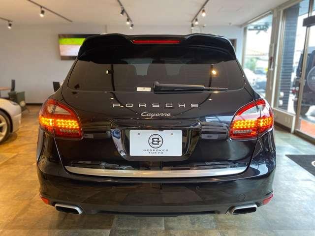 カイエン ３．６　ティプトロニックＳ　４ＷＤ　社外ダウンサス　グロスブラック２２ＡＷ　ルーフレール　サンルーフ　オートマチックテールゲート　純正ナビ　Ｂｌｕｅｔｏｏｔｈ　ＥＴＣ　ブラックレザーシート　法人ワンオーナー（15枚目）