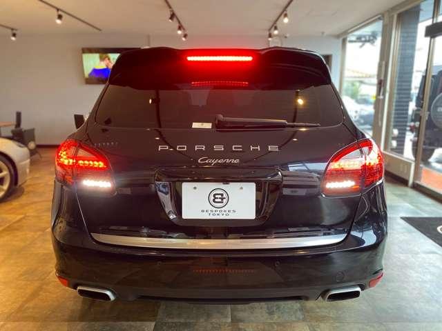 カイエン ３．６　ティプトロニックＳ　４ＷＤ　社外ダウンサス　グロスブラック２２ＡＷ　ルーフレール　サンルーフ　オートマチックテールゲート　純正ナビ　Ｂｌｕｅｔｏｏｔｈ　ＥＴＣ　ブラックレザーシート　法人ワンオーナー（16枚目）