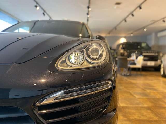 カイエン ３．６　ティプトロニックＳ　４ＷＤ　社外ダウンサス　グロスブラック２２ＡＷ　ルーフレール　サンルーフ　オートマチックテールゲート　純正ナビ　Ｂｌｕｅｔｏｏｔｈ　ＥＴＣ　ブラックレザーシート　法人ワンオーナー（17枚目）