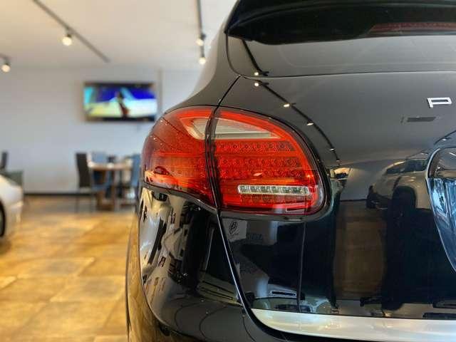 カイエン ３．６　ティプトロニックＳ　４ＷＤ　社外ダウンサス　グロスブラック２２ＡＷ　ルーフレール　サンルーフ　オートマチックテールゲート　純正ナビ　Ｂｌｕｅｔｏｏｔｈ　ＥＴＣ　ブラックレザーシート　法人ワンオーナー（18枚目）