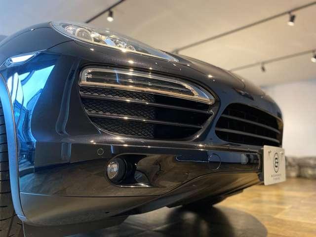 カイエン ３．６　ティプトロニックＳ　４ＷＤ　社外ダウンサス　グロスブラック２２ＡＷ　ルーフレール　サンルーフ　オートマチックテールゲート　純正ナビ　Ｂｌｕｅｔｏｏｔｈ　ＥＴＣ　ブラックレザーシート　法人ワンオーナー（20枚目）