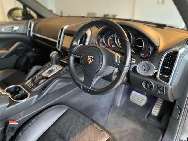 カイエン ３．６　ティプトロニックＳ　４ＷＤ　社外ダウンサス　グロスブラック２２ＡＷ　ルーフレール　サンルーフ　オートマチックテールゲート　純正ナビ　Ｂｌｕｅｔｏｏｔｈ　ＥＴＣ　ブラックレザーシート　法人ワンオーナー（28枚目）