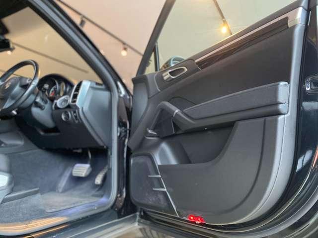 カイエン ３．６　ティプトロニックＳ　４ＷＤ　社外ダウンサス　グロスブラック２２ＡＷ　ルーフレール　サンルーフ　オートマチックテールゲート　純正ナビ　Ｂｌｕｅｔｏｏｔｈ　ＥＴＣ　ブラックレザーシート　法人ワンオーナー（29枚目）