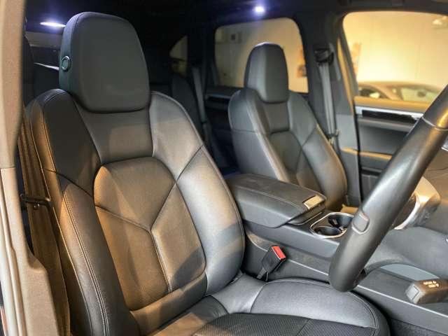 カイエン ３．６　ティプトロニックＳ　４ＷＤ　社外ダウンサス　グロスブラック２２ＡＷ　ルーフレール　サンルーフ　オートマチックテールゲート　純正ナビ　Ｂｌｕｅｔｏｏｔｈ　ＥＴＣ　ブラックレザーシート　法人ワンオーナー（30枚目）