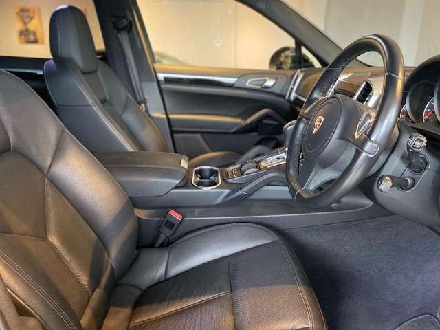 カイエン ３．６　ティプトロニックＳ　４ＷＤ　社外ダウンサス　グロスブラック２２ＡＷ　ルーフレール　サンルーフ　オートマチックテールゲート　純正ナビ　Ｂｌｕｅｔｏｏｔｈ　ＥＴＣ　ブラックレザーシート　法人ワンオーナー（31枚目）