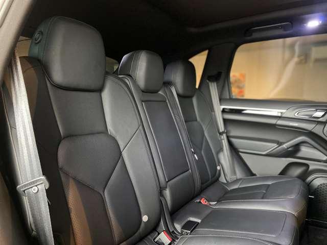 カイエン ３．６　ティプトロニックＳ　４ＷＤ　社外ダウンサス　グロスブラック２２ＡＷ　ルーフレール　サンルーフ　オートマチックテールゲート　純正ナビ　Ｂｌｕｅｔｏｏｔｈ　ＥＴＣ　ブラックレザーシート　法人ワンオーナー（33枚目）